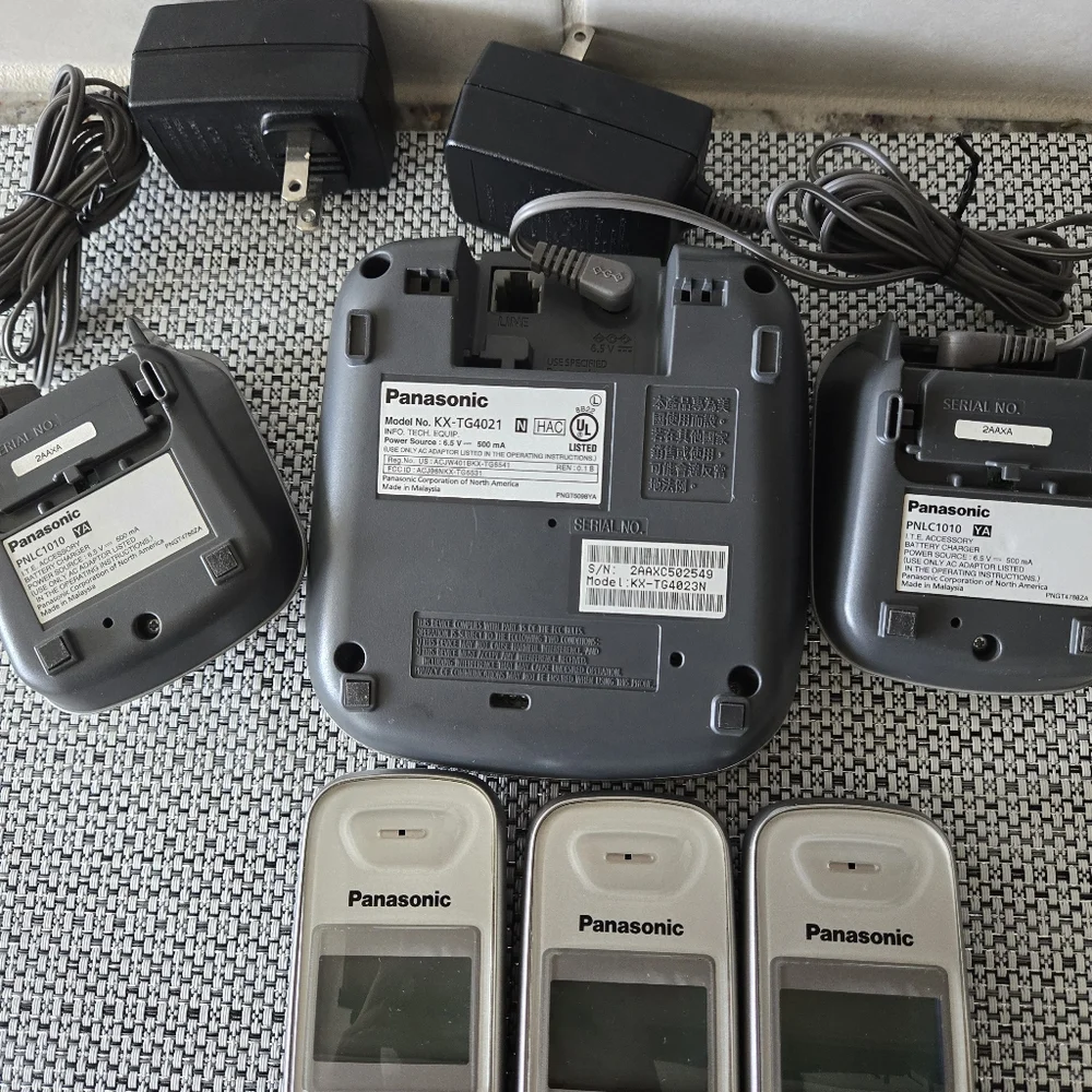 Panasonic dect 6.0 cordless phone system set of 3 Phones + 3 chargers +3 bases
